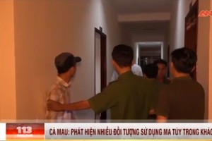 職能力量在上述旅店502、504及506號客房檢查時，發現13名男女青年在震耳欲聾的樂聲及鐳射燈光下狂舞，呈現吸毒跡象。（圖源：ANTV視頻截圖）