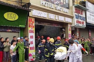 職能力量從火警現場抬出1具婦女屍體。（圖源：江征）