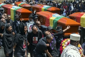 為空棺送行的死者家屬表現哀傷。（圖源：AP）