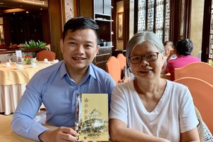 作者向李蘭作家（右）贈送《滄桑彙集》。