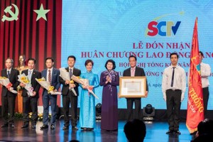 國家副主席鄧氏玉盛出席並向SCTV頒授一等勞動勳章。