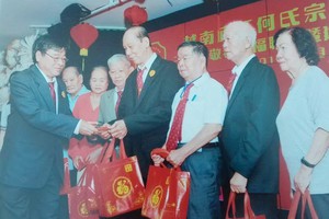 理事長何冠忠向54位70歲以上的宗親及家眷，其中有9 位麥氏顧問及家眷，派發紅包和禮品，以表敬老之意。