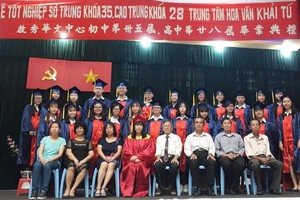 啟秀華文中心初高中畢業典禮師生合照。