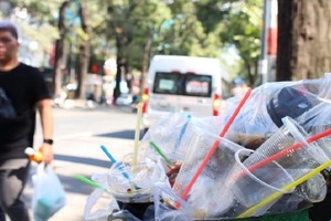 在第三郡第六坊范玉石街上裝滿塑料 杯子和吸管的垃圾桶。