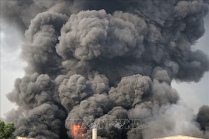 火警現場火勢猛烈，濃煙滾滾。（圖源：越通社）