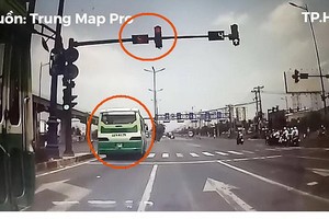 闖紅燈巴士差點釀成嚴重車禍。（圖源：視頻截圖）