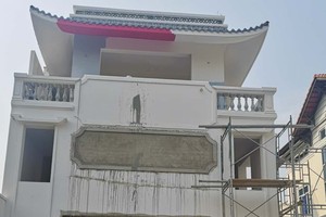 世界何氏總會代表團與本市 何氏理監事在何氏新祠址工地合照。