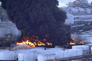 當地時間3月19日，美國休斯敦郊區一油庫起火進入第三天。當地消防局官員表示，目前無法確定石化儲存企業ITC公司在迪爾帕克油庫的火災還將持續幾天。（圖源：AP）