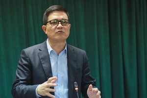 食品安全局局長阮清鋒在會議上發言。（圖源：嘉政）