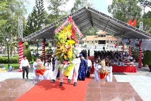 安江省領導和各機關代表獻花圈緬懷孫德勝主席。（圖源：仲信）