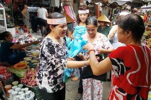 蓮池街市管委會與街市婦女會配合向消費者免費派發環保袋。