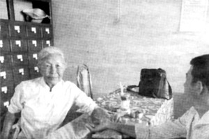 阮玉女醫師正在為病人診病。