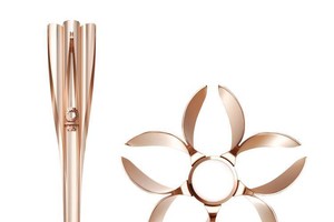 東京奧運會火炬從上往下看呈櫻花形狀，顏色為櫻花色和金色相結合的“櫻花金色”，能噴出25至30釐米高的火焰。（圖源：東京奧組委）