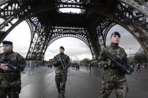 在巴黎參與反恐“步哨行動”的法國士兵。（圖源：AFP）