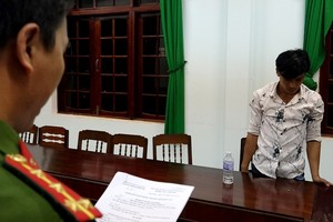 警方向嫌疑人羅微宣讀緊急逮捕令。（圖源：晉採）