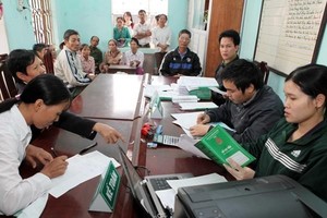 勞動者向社會政策銀行貸款。（圖源：越通社）