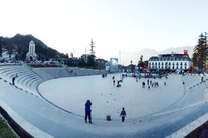 沙巴廣場，左邊便是歷史悠久的石教堂。