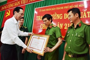 市人委會常務副主席黎清廉向邊防部隊司令部幹部和戰士頒授獎狀。（圖源：光輝）