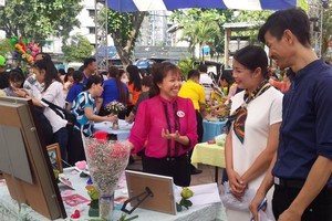 “ 寄上心語”插花比賽一瞥。