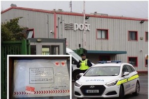 郵件處理中心發現一個與倫敦小型炸彈郵包相同的可疑郵件（小圖）。（圖源：AP）