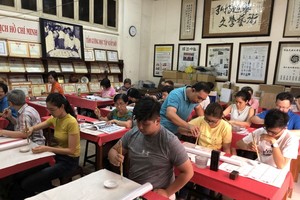 林漢城書法家向學員介紹書法的概念及執筆的技巧。