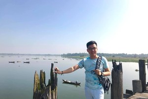 作者在情人橋上留影。