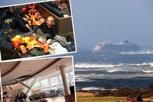 郵輪搖擺不定，乘客及船員等待救援。（圖源：AP）