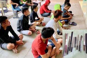 被刑拘的黑幫歹徒和被沒收的長刀利器（右下小圖）。（圖源：T.Ly）