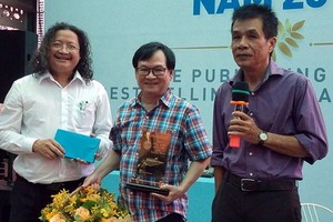 阮日映作家（中）榮獲2018年最暢銷書籍獎項。（圖源：藍田）