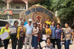 該中心主任黃小香向第五郡文化中心養生俱樂部代表團致送感謝書。