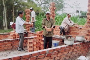 勇敢連隊原青年突擊隊隊員攜手合力為隊友建設溫情屋。