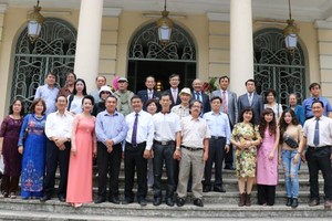 韓國畫家與本市畫家在市美術博物館合影。