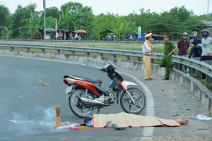 阿秀因遭人追殺而騎車加速飛箭似的企圖逃脫，竟不幸撞向分隔欄當場死亡。（圖源：明黃）