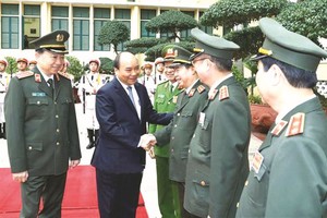 政府總理阮春福與公安幹部交談。（圖源：越通社）