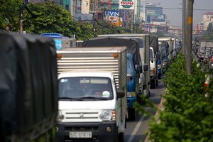 市人委會准許部分卡車在市區行駛。圖為在市區行駛的卡車。（圖源：玉陽）