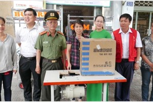 第六坊的華人婦女嚴淑芳獲贈送一台縫紉機，價值760萬元。