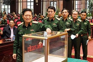 國防部長吳春歷大將（前左）同與會者投下信任票。（圖源：人民軍隊報）