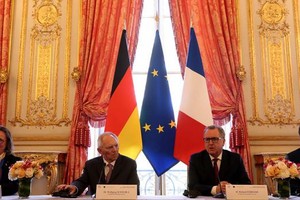 法國國民議會與德國聯邦議院3月25日在巴黎簽定協議，正式創立“法德聯合議會”。法國國民議會議長費朗（右二）與德國聯邦議院議長朔伊布勒（右三）當天簽署了這個兩國國會協議。 （圖片來源：AFP）