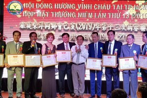 朱洋市人委會頒發獎狀表彰各位有諸多貢獻的朱洋同鄉 會理事。