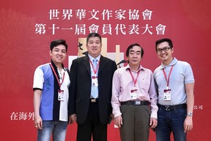 本市作家與世華作協秘書長李東昇（左二）合照。