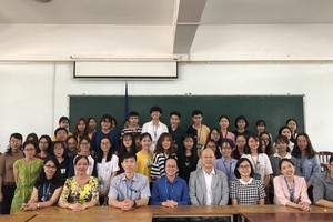 東方學系師生與李無未教授合影。