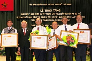 多位華人藝人在領取“優秀藝人”稱號的儀式上。