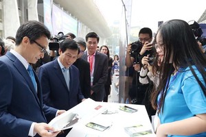 政府副總理武德膽參觀各展位。（圖源：如意）