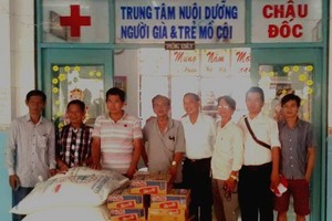 忠義堂理事會代表向老人與孤兒撫養中心贈送禮物。