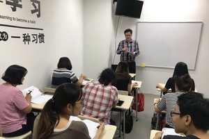 由廣東話資深教師陳志明負責教授的廣東話班。