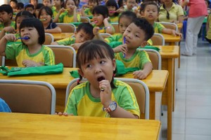 梅花幼兒園小朋友們一起學刷牙。