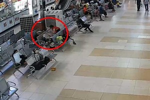 從東區車站的安寧錄像頭顯示阿仙正在接近並邀請受害者吃食品。