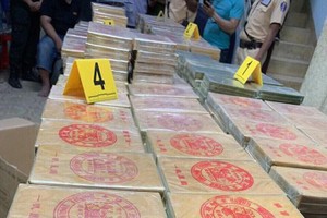 檢查違規的卡車，職能力量發現多個裝著895塊毒品的紙箱。（圖源：武山）