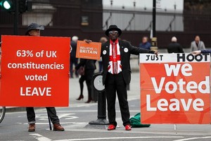 英國倫敦留歐派和“脫歐”派示威者集會抗議。（圖源：路透社）