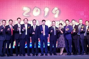 吳駿總領事（左六）與越南中國商會胡志明市分會理監事上台敬酒。